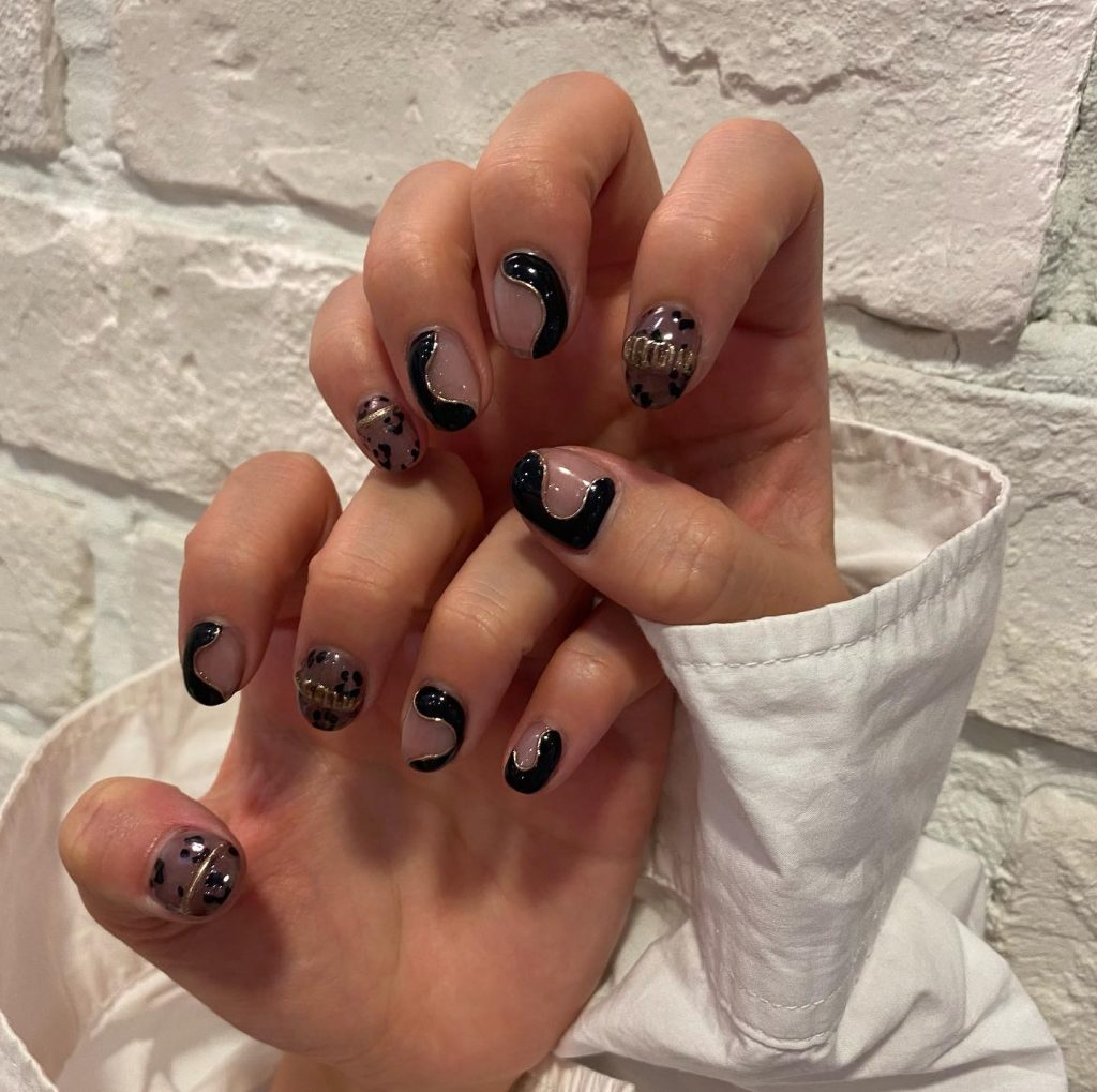 ．new nail ?今回のネイルは黒をベースにしたニュアンスネイルとヒョウ柄を使ったデザイン、ゴールドのリングネイルで大人っぽい感じにしてみました?ブラックとゴールドの相性抜群です