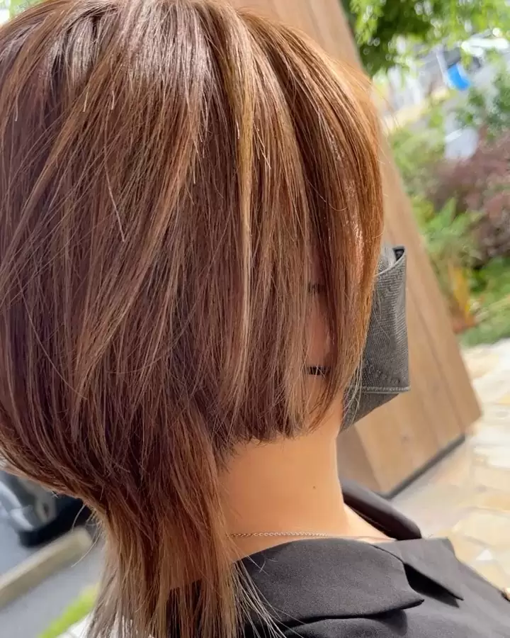 ・個性的なクラゲヘアଳ♡・トップにはハイライトを襟足にはグラデーションをいれて動きがでるようにꕀ・上と下とで繋がりがないスタイルなのでカットの際は区別しながら切っていくのが楽しかったなぁ〜°○・イメチェンしたい方は是非！！・cut&color担当　@lemonde723_1 ・#クラゲヘアー#ハイライトカラー#グラデーションカラー