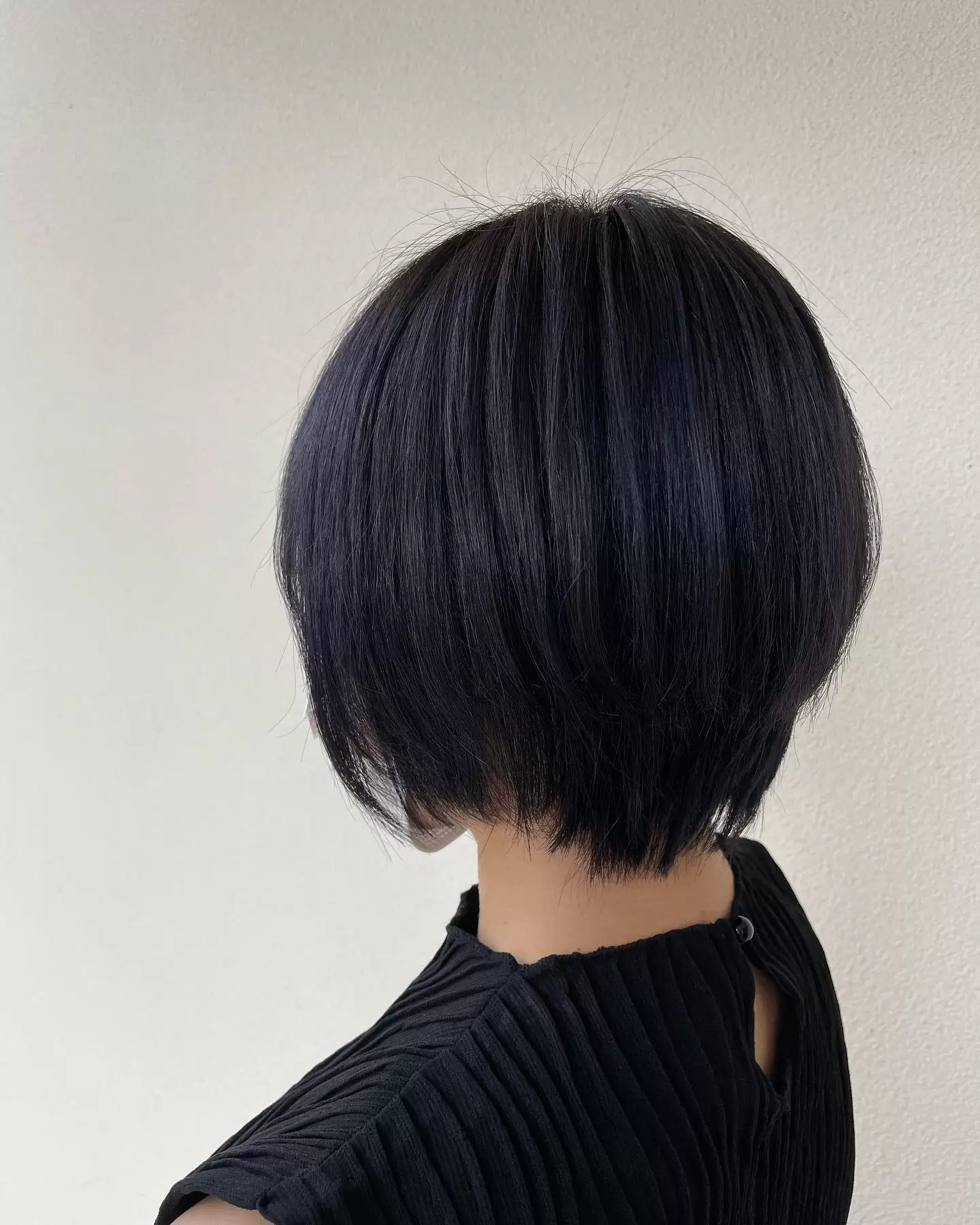 ブルーブラック?夏は青色がとっても人気です色落ちもグレージュ系になってくれるのでとてもオススメです˗ˋˏ ?? ˎˊ˗#福岡県 #北九州市 #小倉南区 #美容室 #美容師さんと繋がりたい #ブルーブラック #ブリーチなしカラー #ほんのりブルー #ショートヘア #夏っぽく #コタ #コタアイケア #コタクチュール #コタシャンプー #さらさら #小倉南区美容室ルモンドヘアー#髪質改善シャンプートリートメント #とぅるんとぅるん