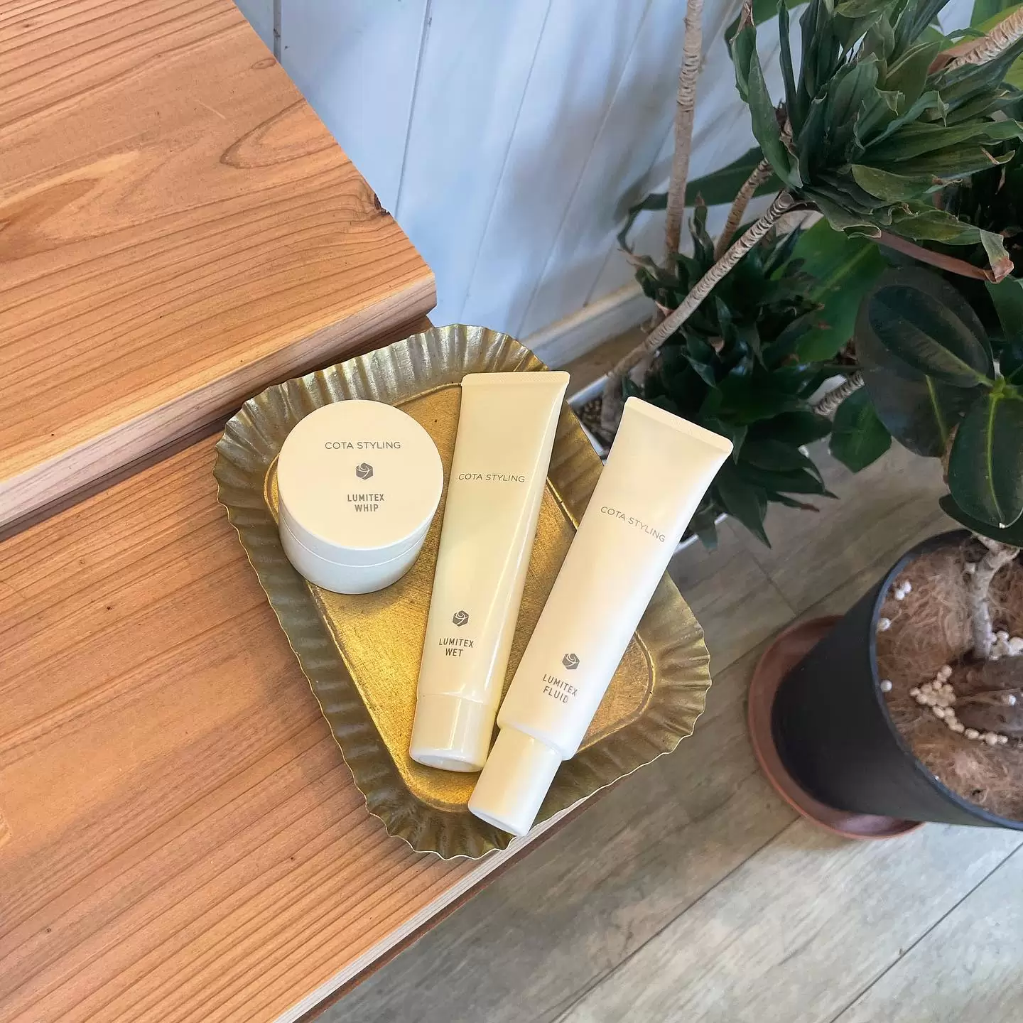 .*新しく9月に発売されるstyling剤?.とにかくツヤの持続がすごいです♡なおかつトリートメント成分配合なので髪のケアもしてくれる優れもの！.ｗｈｉｐ・ｆｌｕｉｄ・ｗｅｔの3種類??詳しくはstaffまでお尋ねくださいね︎♡.*#cota #lumitex #styling