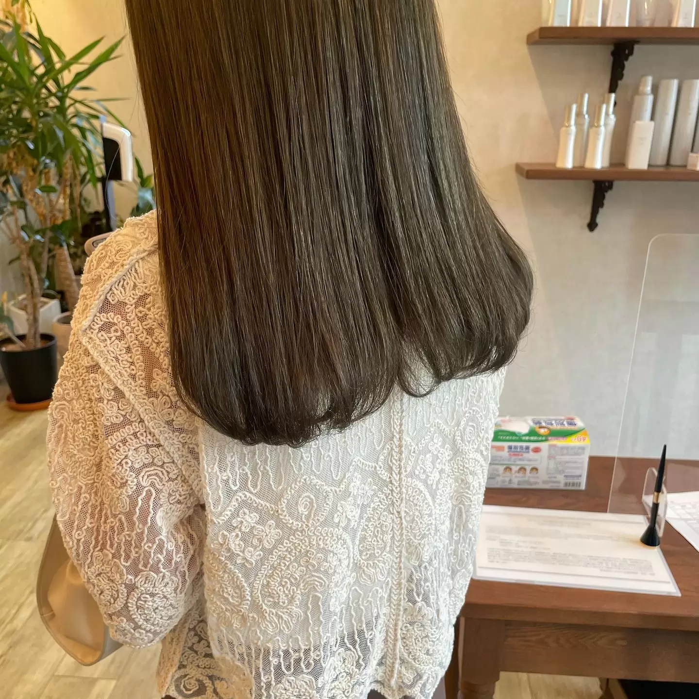 .*夏になり最近とってもolive beige が人気です?◎くすませた色味が可愛いですよね♡.赤やオレンジを消しながらbeigeたっぷりのoliveもoliveたっぷりの色味もどちらもおすすめです︎是非お任せください??.*#オリーブベージュ #オリーブグレージュ #オリーブカラー #オリーブアッシュ #アッシュ　#まろやかベージュ #くすみカラー #ブリーチなしカラー